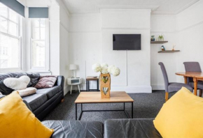 Bright & Spacious 2BR with WiFi & Netflix - CITY CENTRE! Short & Long stays by Everhome Ltd